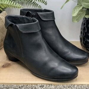 Ecco Sculptured Black Leather Side Zip Women's Size 40(US 9/9.5 Heeled Booties